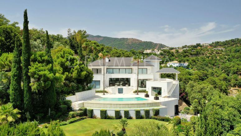 Imposante luxe villa met uitzicht op zee in het schitterende Zagaleta, Benahavis.