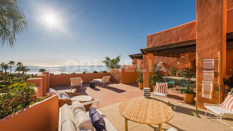 Hervorragendes Duplex-Penthouse mit Meerblick, direkt am Strand von Los Monteros, Marbella
