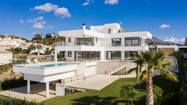 Nouvelle villa de luxe de style contemporain avec de belles vues à Nueva Andalucía