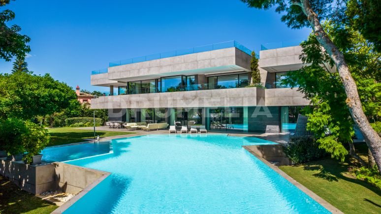 Indrukwekkende gloednieuwe moderne villa in Casasola aan zee