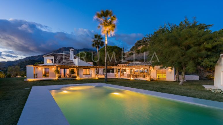 Villa entièrement rénovée avec vue panoramique sur la mer et la montagne et 6 chambres à Estepona