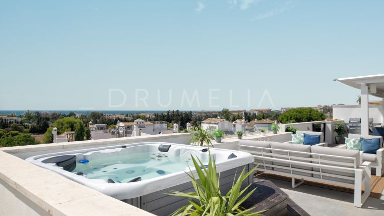 Geräumiges Penthouse mit Blick auf das Meer und die Berge in der Nähe von Puerto Banús