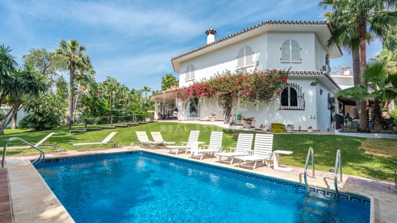 Villa i andalusisk stil med rymlig trädgård, pool och utsikt över bergen i prestigefyllda Rocio de Nagüeles, Marbella Golden Mile