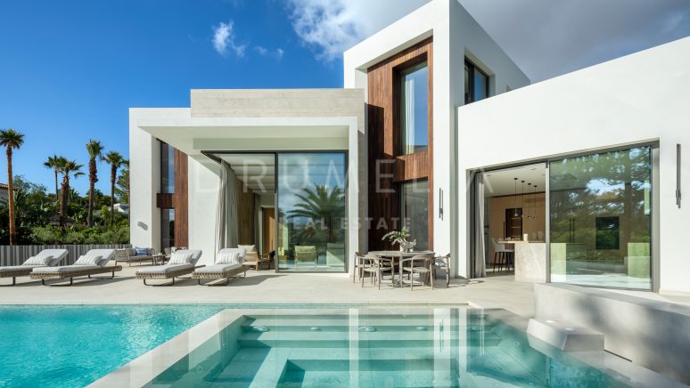 Toute nouvelle : luxueuse villa de golf en front de mer au design moderne et aux vues imprenables à Nueva Andalucía