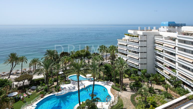 Geniet van ongeëvenaard zeezicht in dit appartement met 2 slaapkamers aan het strand in het hart van Marbella