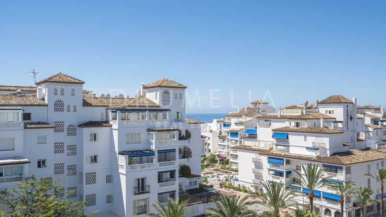 Dwupoziomowy penthouse z częściowym widokiem na morze w drugiej linii plaży w urbanizacji Las Gaviotas - Puerto Banús