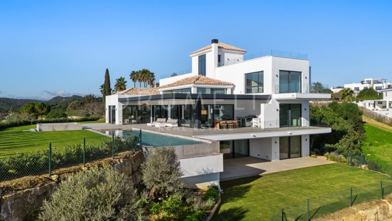 Nuevo- Marca: Elegante villa moderna de 6 dormitorios con vistas panorámicas al mar y al golf y acabados de alta gama