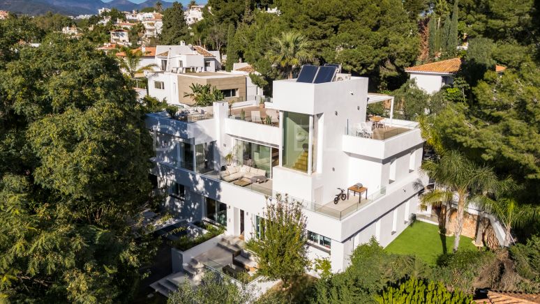 Moderne mediterrane Villa in einer bewachten Wohnanlage mit privatem Pool und Garten in Nueva Andalucía