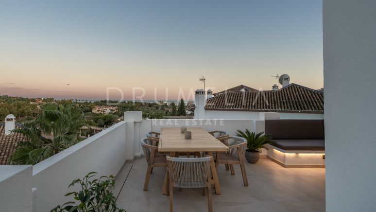 Duplex penthouse moderne au cœur de Nueva Andalucía.