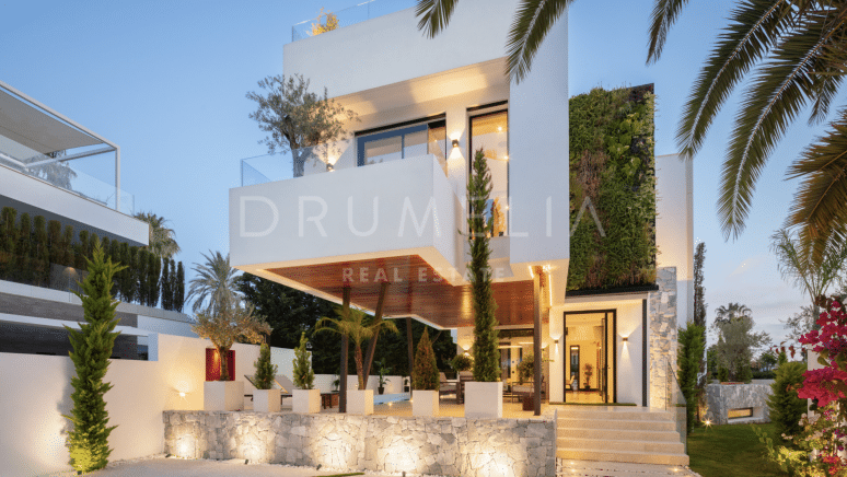 Sofisticada casa de diseño vanguardista en la playa de Casablanca, en la Milla de Oro de Marbella