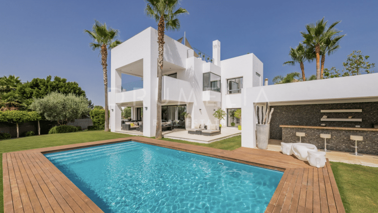 Prachtige eigentijdse villa in Altos de Puente Romano, Marbella Golden Mile