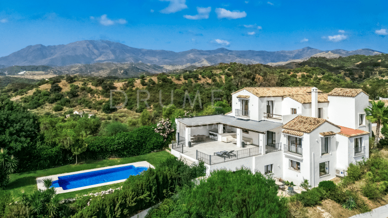 Villa de 5 chambres entièrement rénovée avec vue panoramique sur la mer et la montagne près du parc safari d'Estepona