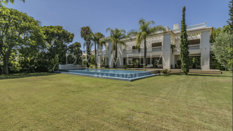 Elégante villa méditerranéenne avec vue sur la mer dans le quartier exclusif de Guadalmina Baja