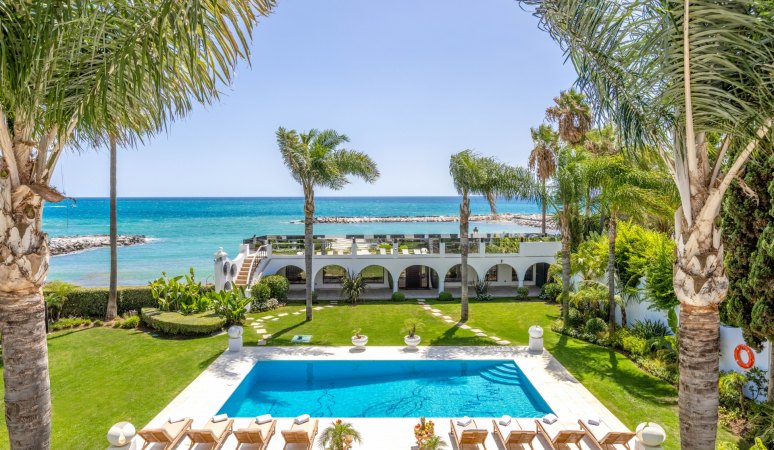 Beachfront villa Marbella Puerto Banus