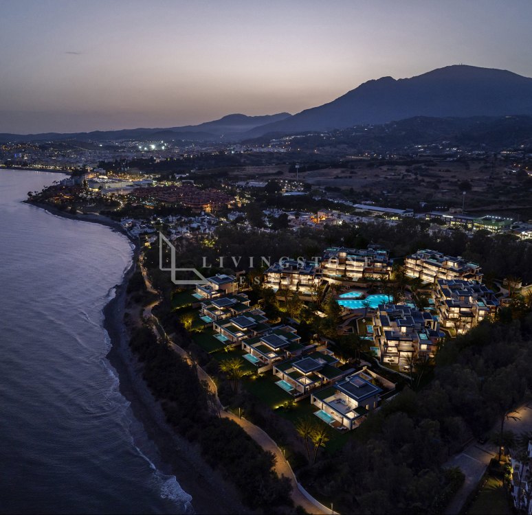 Promoción Exclusiva en Primera Línea de Playa en Estepona: Apartamentos y Villas.