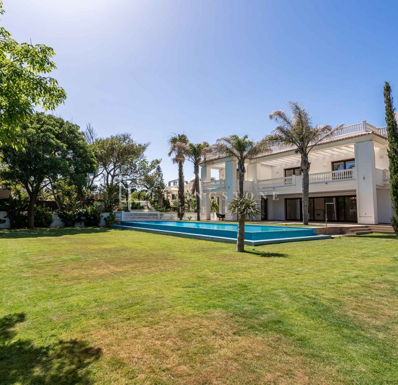 Luxury 6-Bedroom Villa in Prestigious Guadalmina Baja, Casasola, Beachside