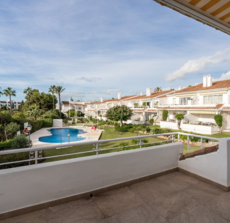 Spacious top floor apartment in El Pilar between Estepona and Puerto Banus.