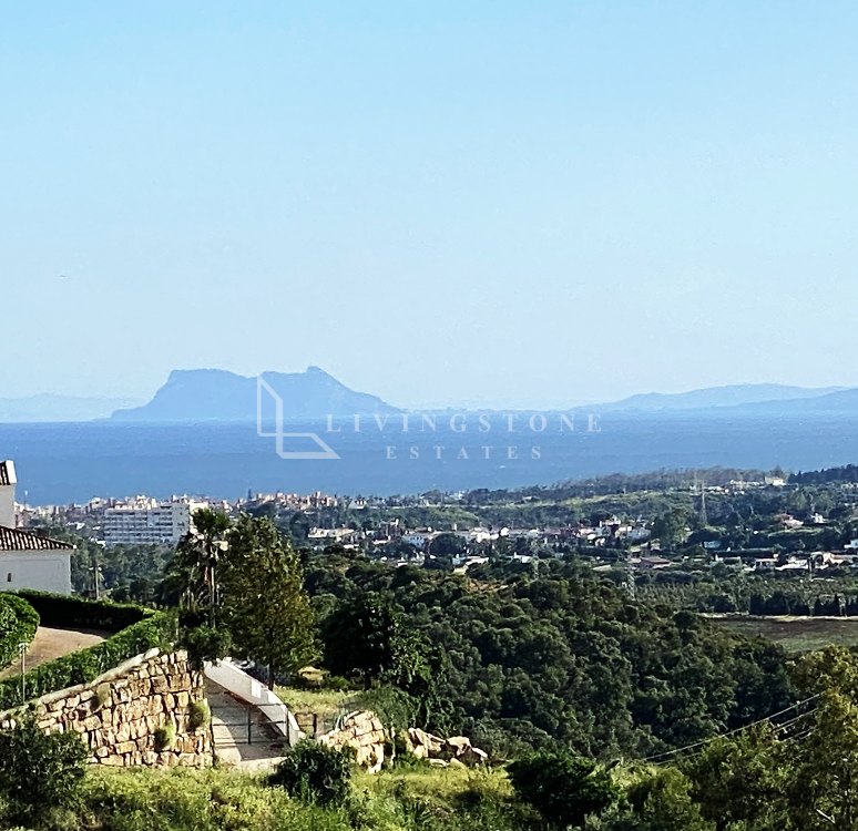 Exceptional plot with the fantastic panoramic and sea views!