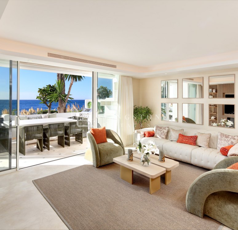 Apartamento único en planta baja frente a la playa con impresionantes vistas al mar en Marina Puente Romano