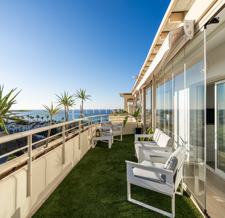 Lujoso ático de 1 dormitorio con vistas al mar en Mijas Costa, Málaga
