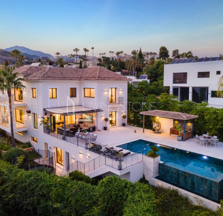 Spectacular contempora villa surrounded by golf courses in El Herrojo.