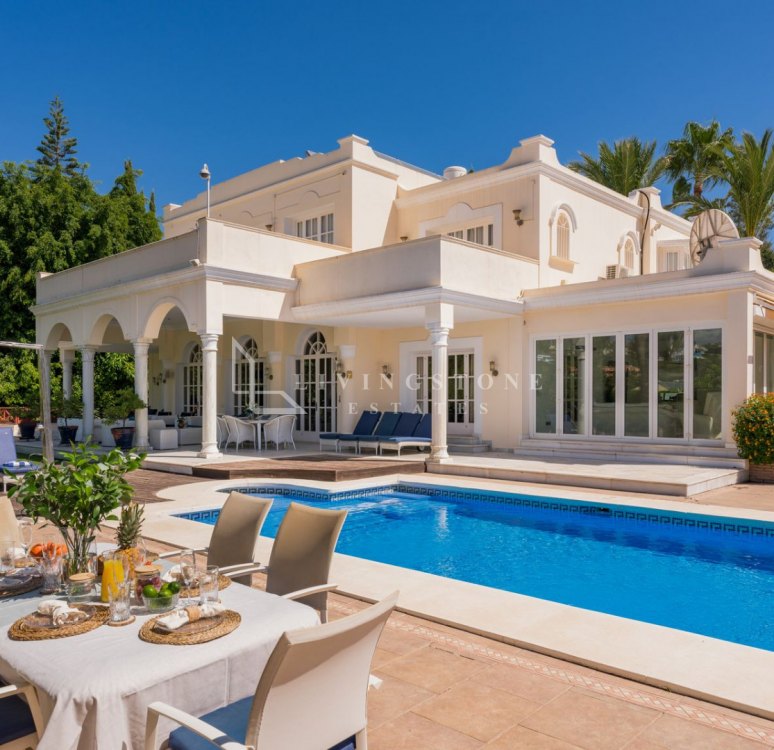 Classic style villa in the heart of Paraíso Medio, a quiet and pleasant residential area, surrounded by golf courses