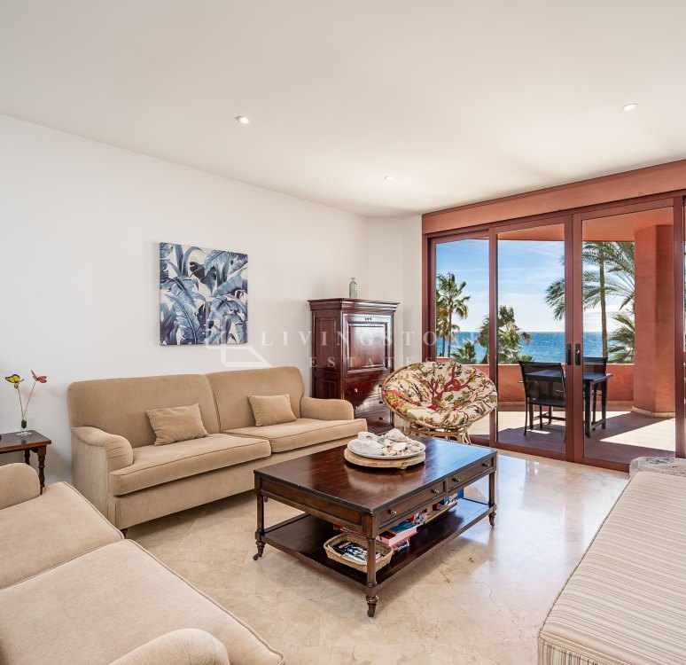 Stunning luxury apartment located in the heart of The New Golden Mile with panoramic sea views.