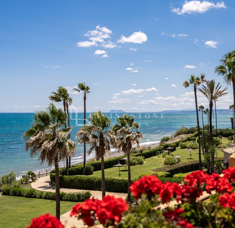 Excepcional Apartamento de 3 Dormitorios en Primera Línea de Playa en Venta en Los Granados del Mar, Estepona con Impresionantes Vistas al Mar