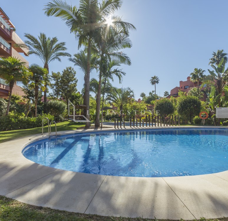 Apartamento en venta en Las Salinas, Estepona Este