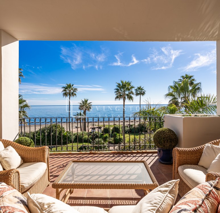 Beachfront Apartment with Panoramic Views in Bahía del Velerín, Estepona