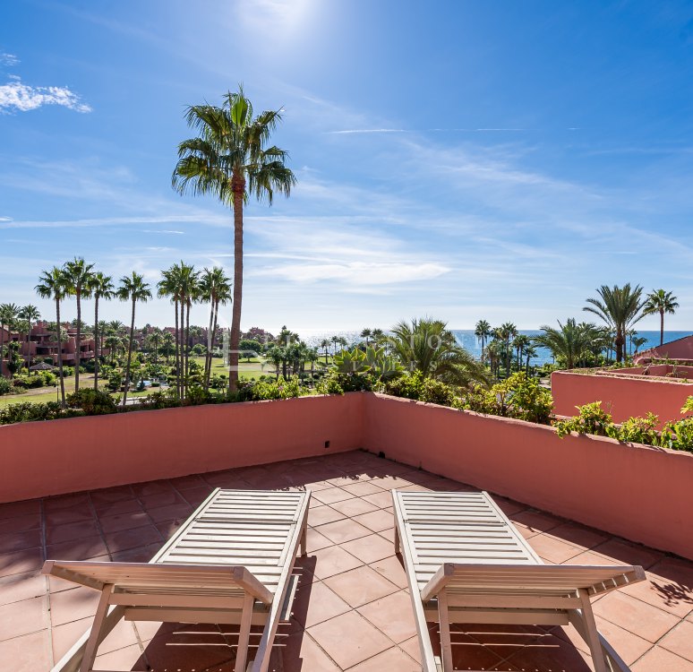 Ático de lujo frente al mar en Cabo Bermejo, Estepona