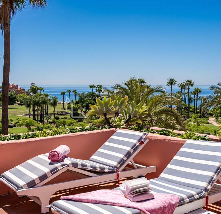 Ático de lujo frente al mar en Cabo Bermejo, Estepona