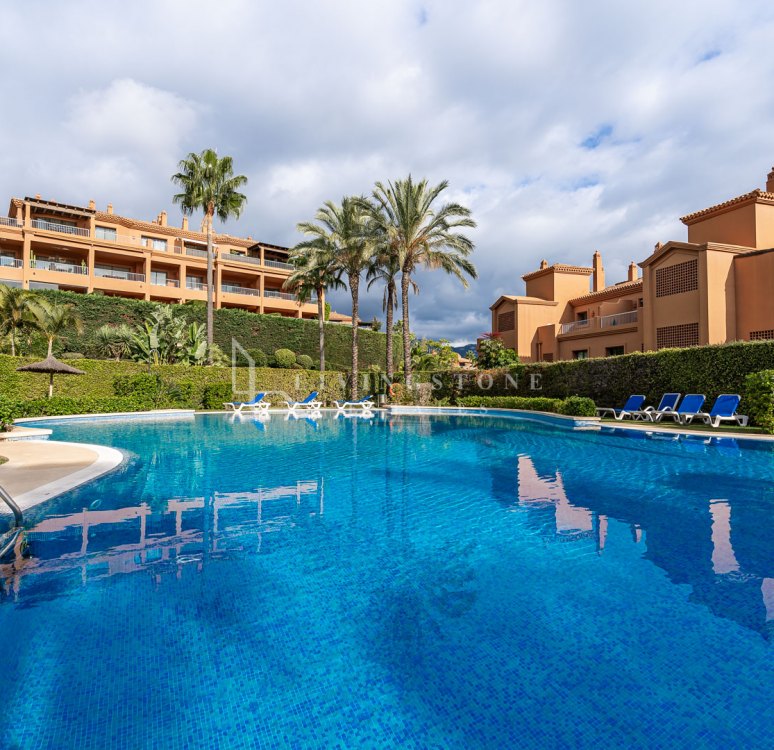 Apartamento en venta en Benatalaya, Estepona Este