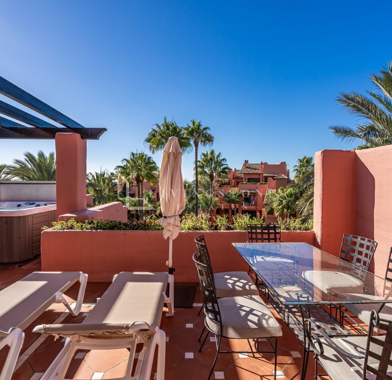 Elegant Beachside Penthouse in Menara Beach, Estepona