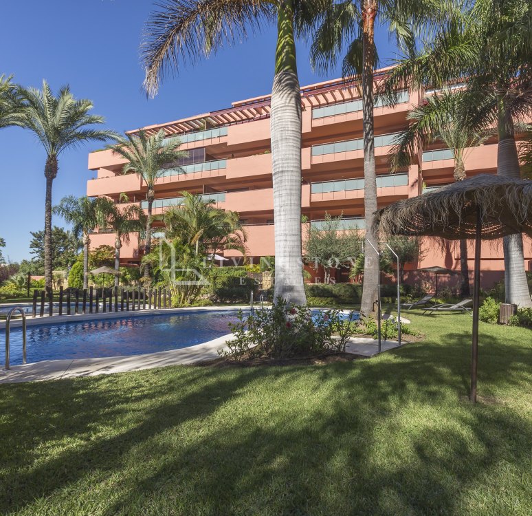 Apartamento en venta en Las Salinas, Estepona Este