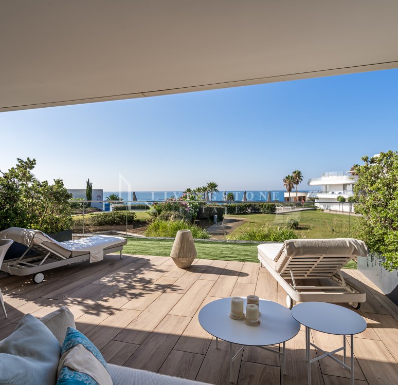 Exquisito apartamento en planta baja en primera linea de playa en Estepona Oeste