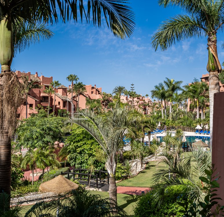 Spacious 3-Bedroom Apartment in Las Nayades, Estepona