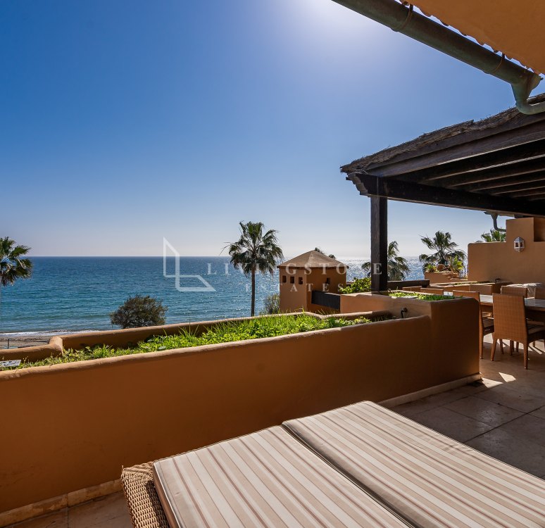 Fantastic beachfront apartment with direct sea views!