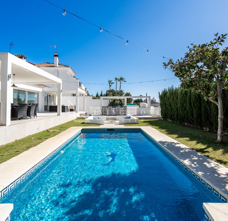 Exquisite 5-Bedroom Villa in El Campanario, Estepona