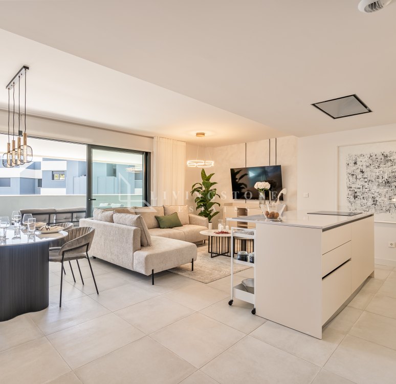 Elegant 3-Bedroom Apartment in Oasis325, Estepona