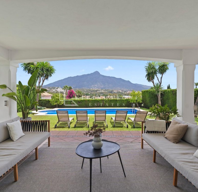Contemporary Villa with Panoramic Views in Los Naranjos, Nueva Andalucia