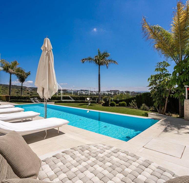 Villa en alquiler en Rio Real Golf, Marbella Este