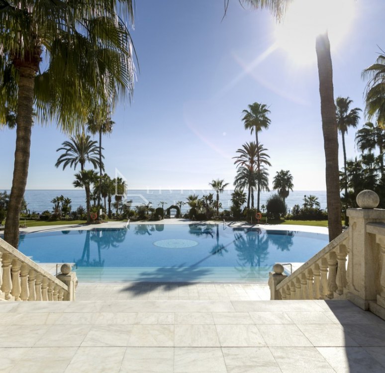 Luxury sea views apartment in Las Dunas, Estepona