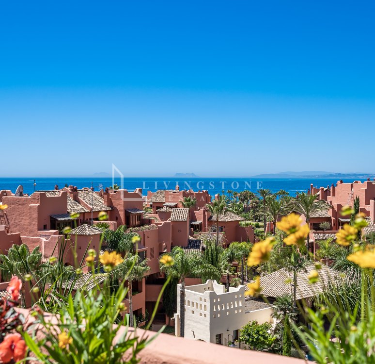Penthouse to rent in Las Nayades, Estepona East