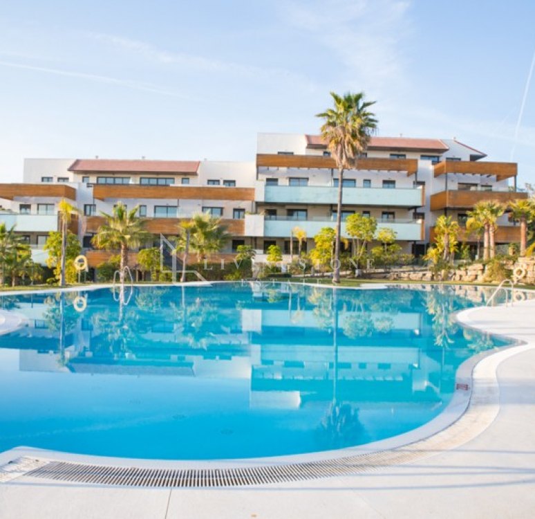 Frontline Golf Luxury Living: 2 Bed, 2 Bath Residence in Los Flamingos