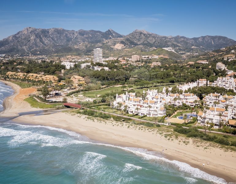 Apartamento en Primera Línea de Playa en Los Monteros Palm Beach, Marbella Este