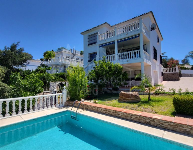 This well-maintained family villa, built by its original owners, offers a fantastic opportunity to live in the highly sought-after area of Elviria, Marbella.