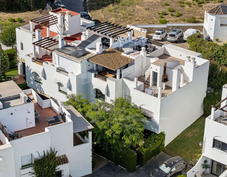 Exclusiva casa adosada reformada a estrenar junto a la playa en Guadalvillas, San Pedro de Alcántara