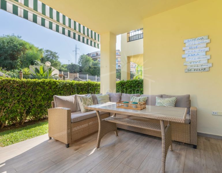 Planta baja reformada en Riviera del Sol con licencia turística. Dos dormitorios, terraza cubierta y jardín privado con acceso directo a la piscina comunitaria. Plaza de parking privada , a pocos minutos de playas y campos de golf.