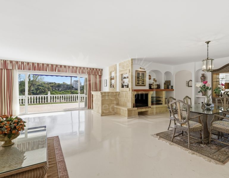 Villas en venta en Rio Real Golf, Marbella Este